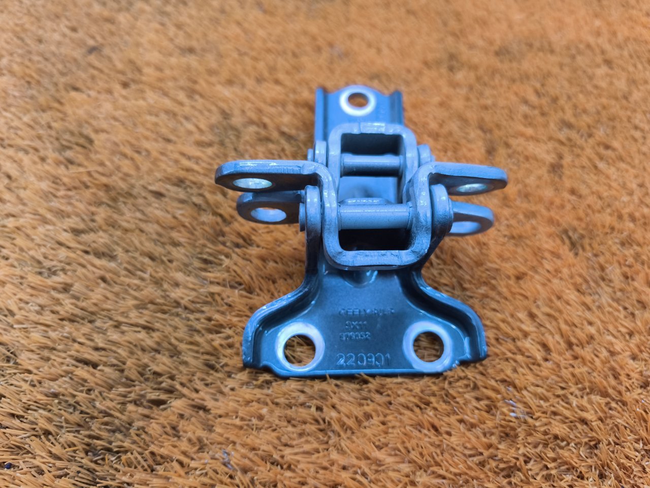 Петля двери