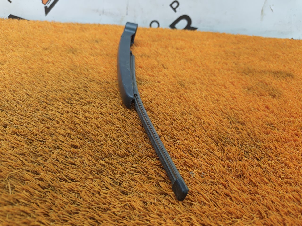 Поводок стеклоочистителя багажника