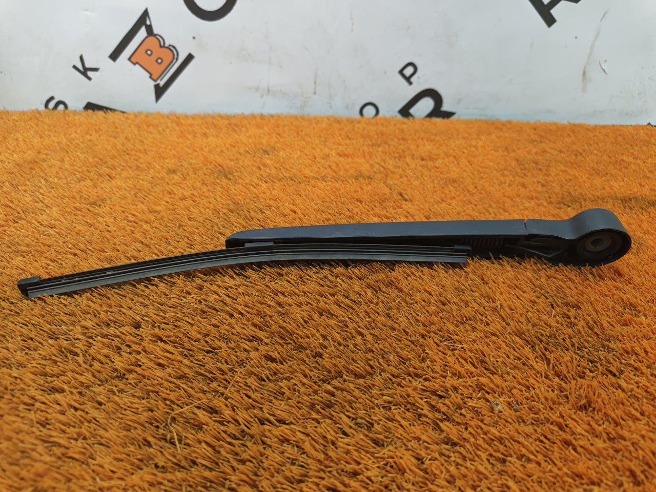 Поводок стеклоочистителя багажника