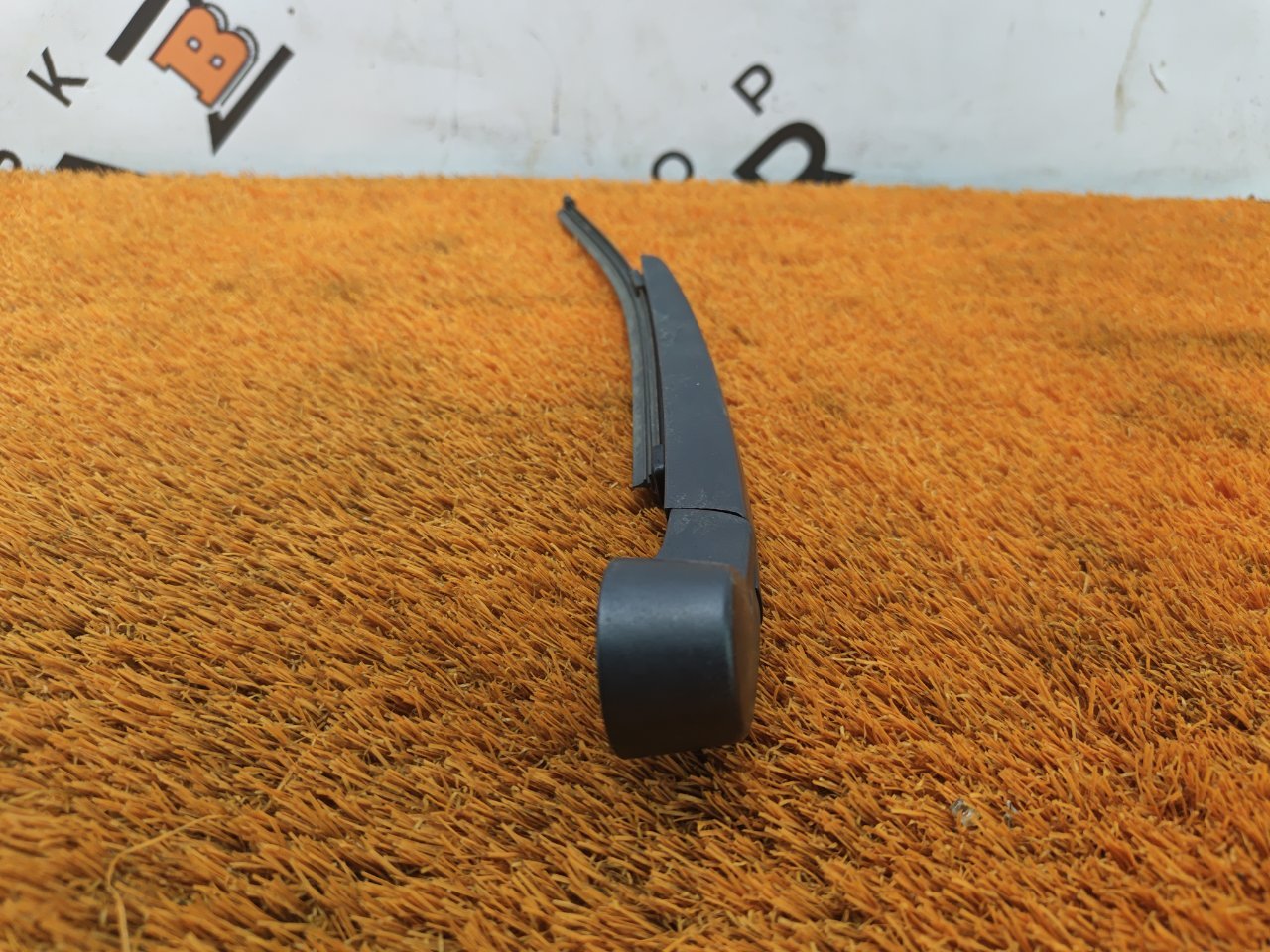 Поводок стеклоочистителя багажника