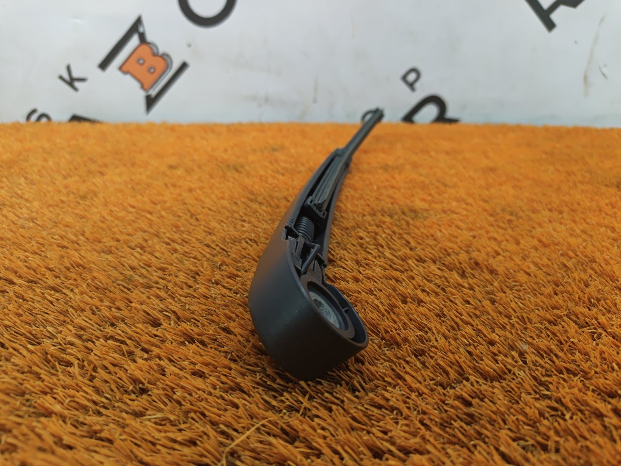 Поводок стеклоочистителя багажника