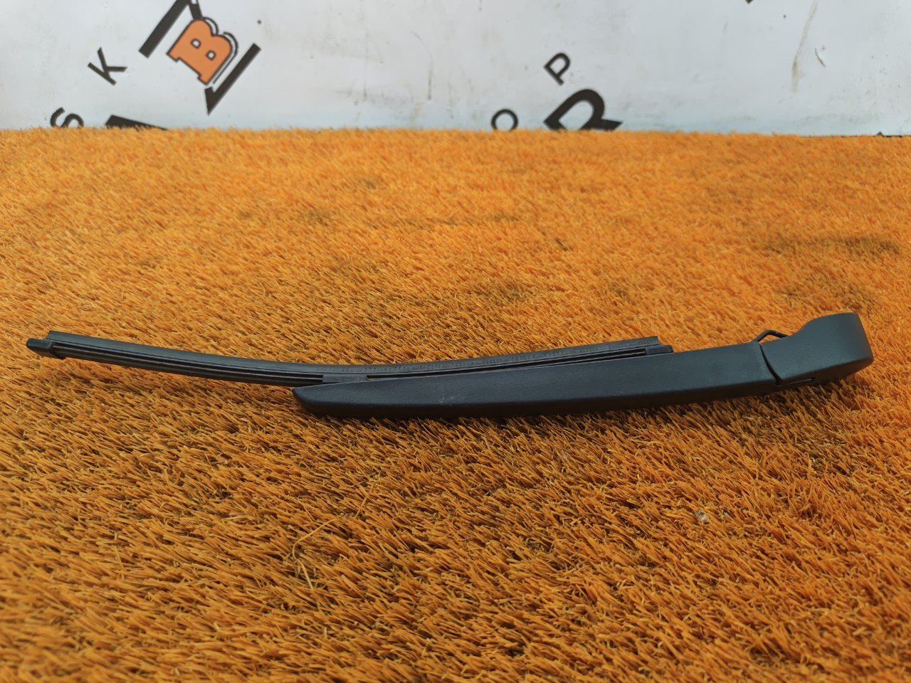 Поводок стеклоочистителя багажника