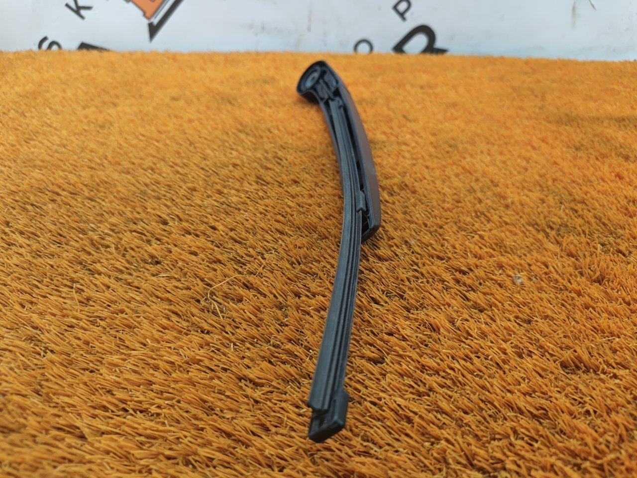 Поводок стеклоочистителя багажника