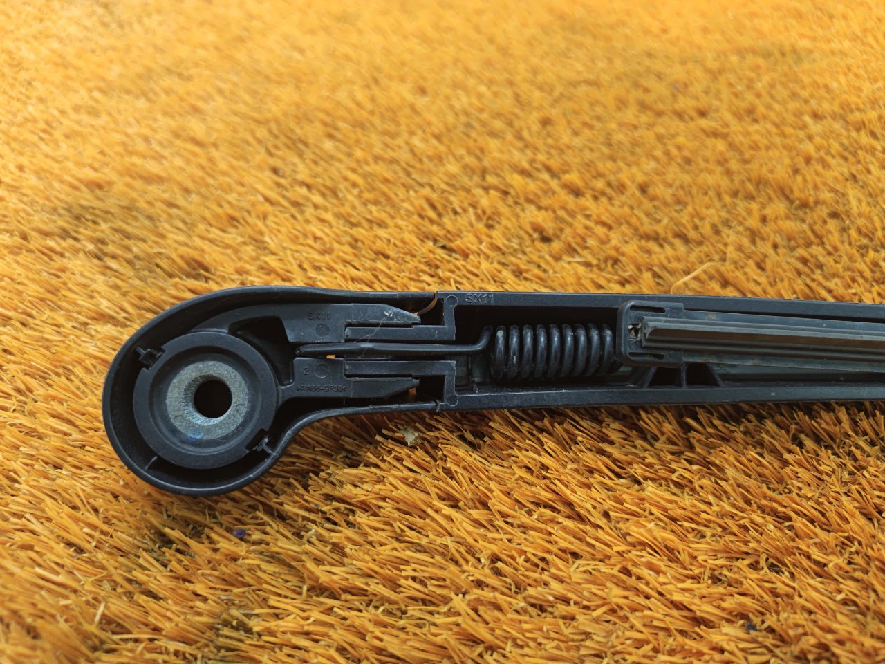 Поводок стеклоочистителя багажника