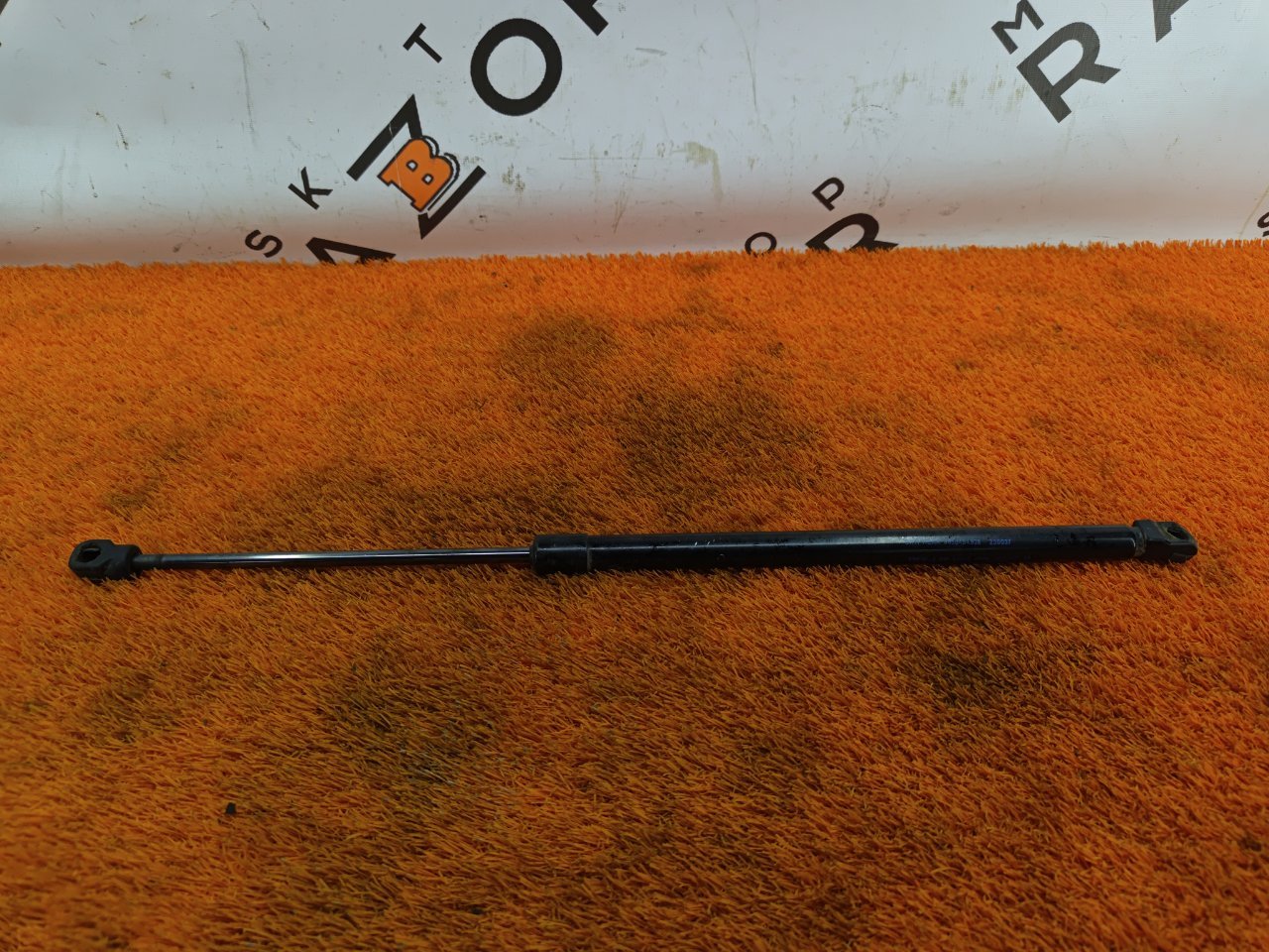 Амортизатор крышки багажника