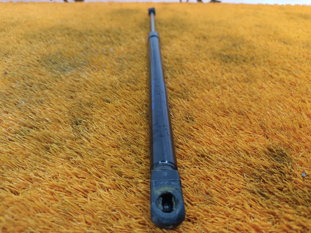 Амортизатор крышки багажника