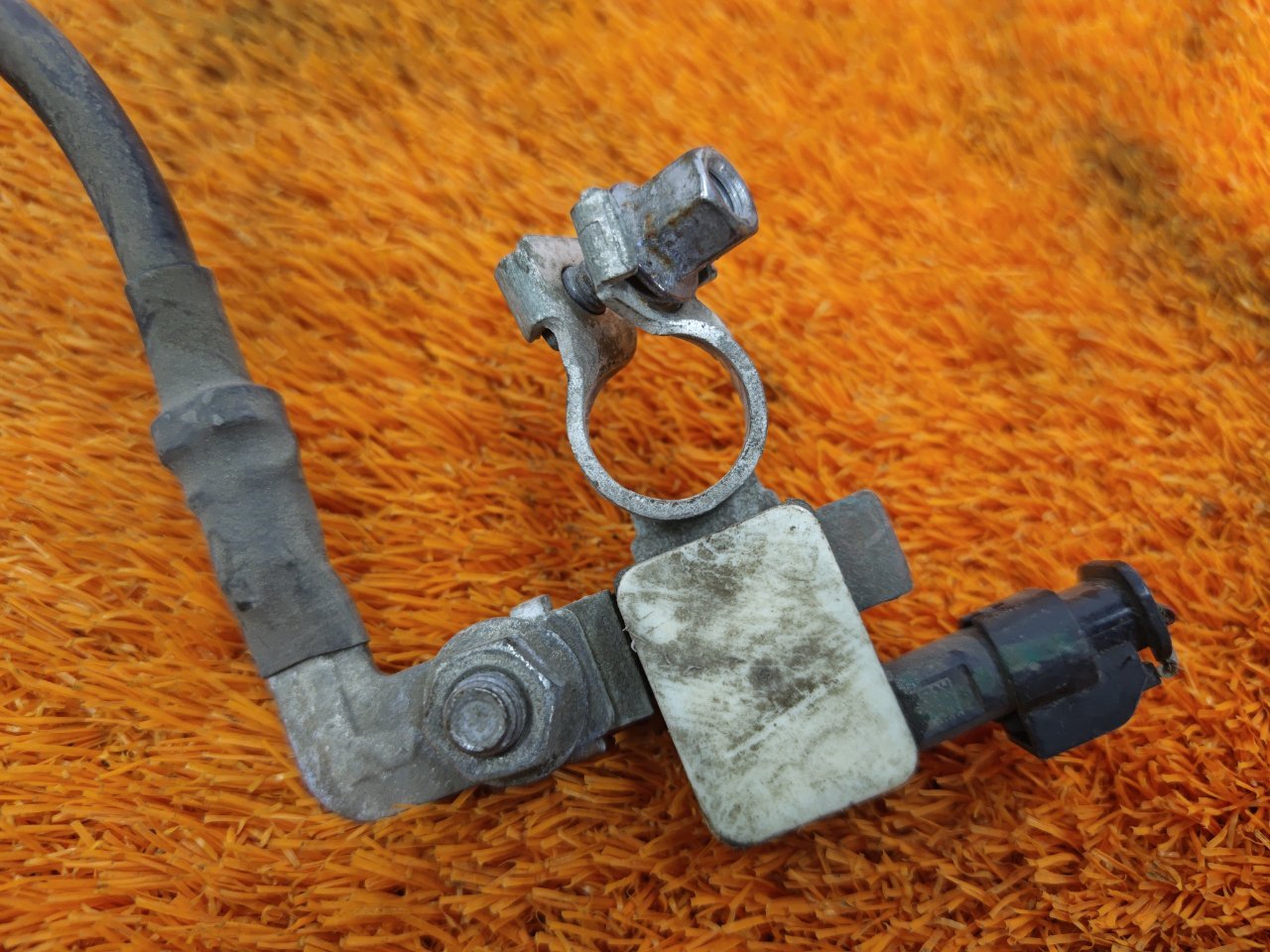 Клемма аккумулятора