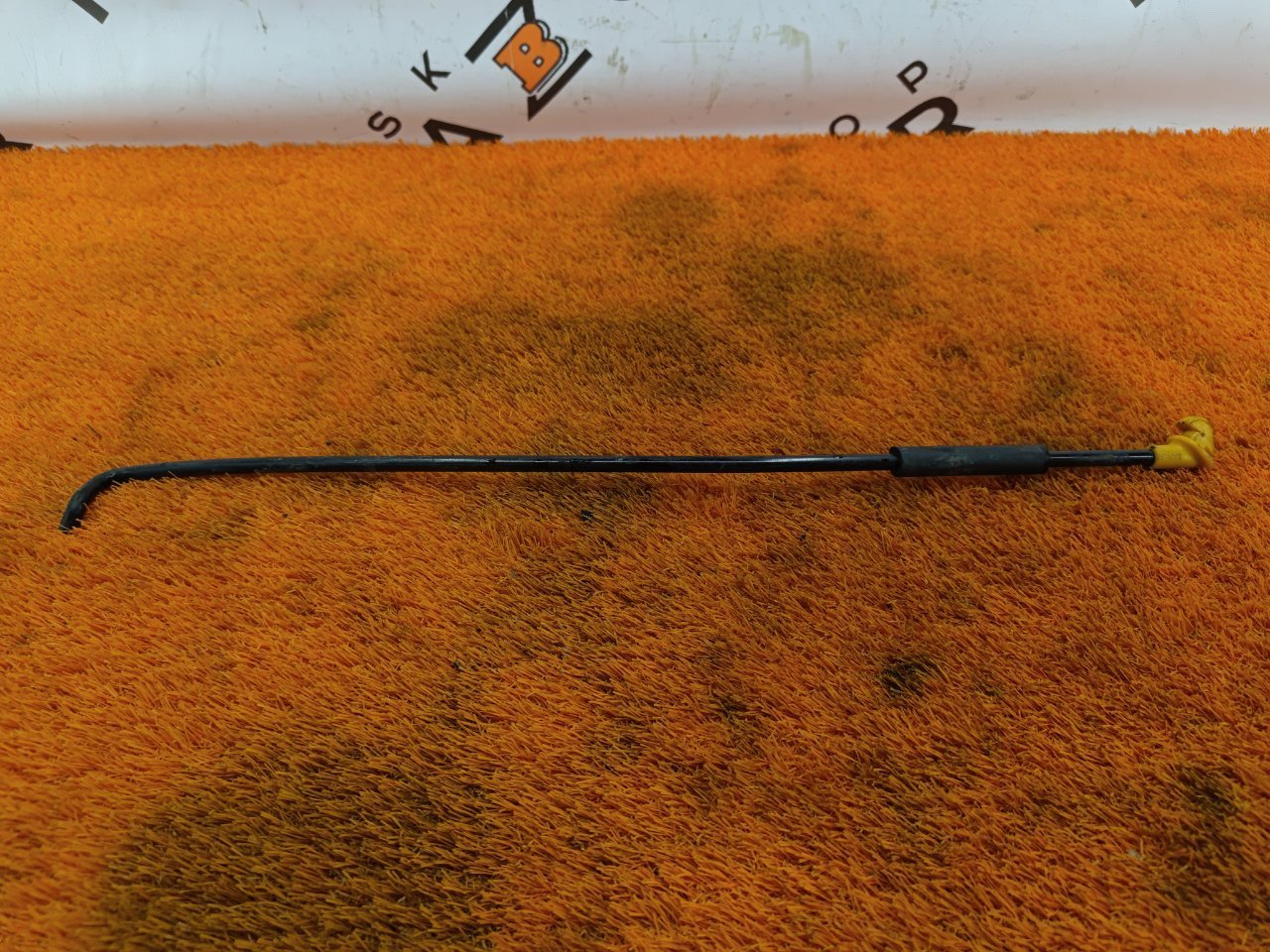 Упор капота