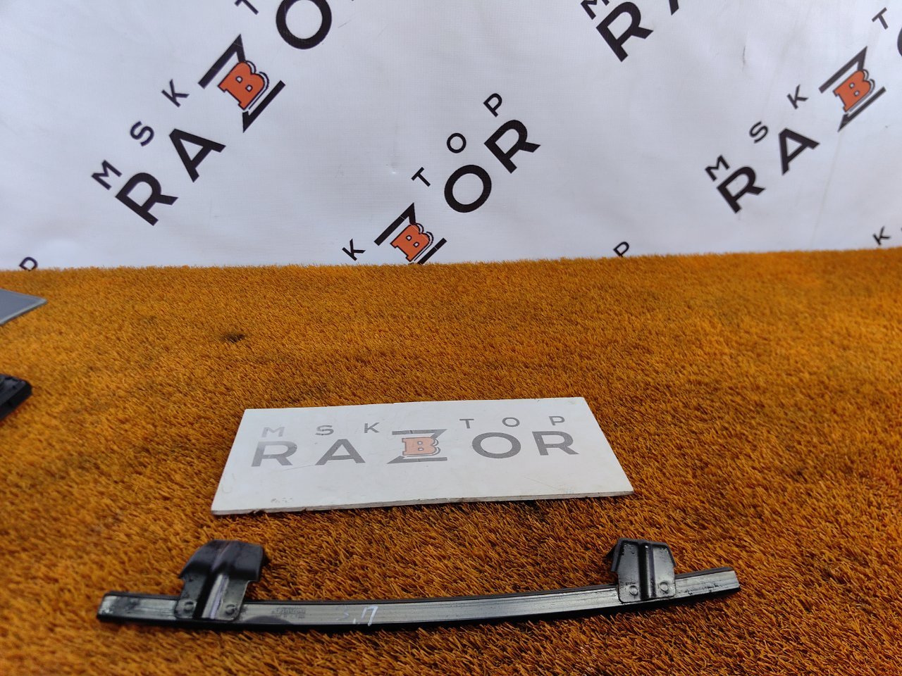 Направляющая стекла двери