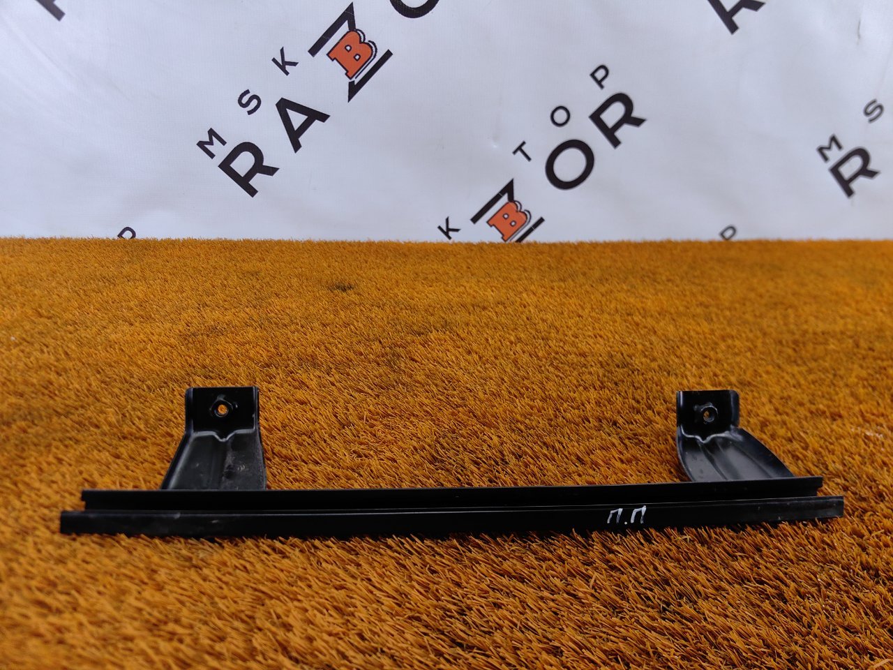 Направляющая стекла двери