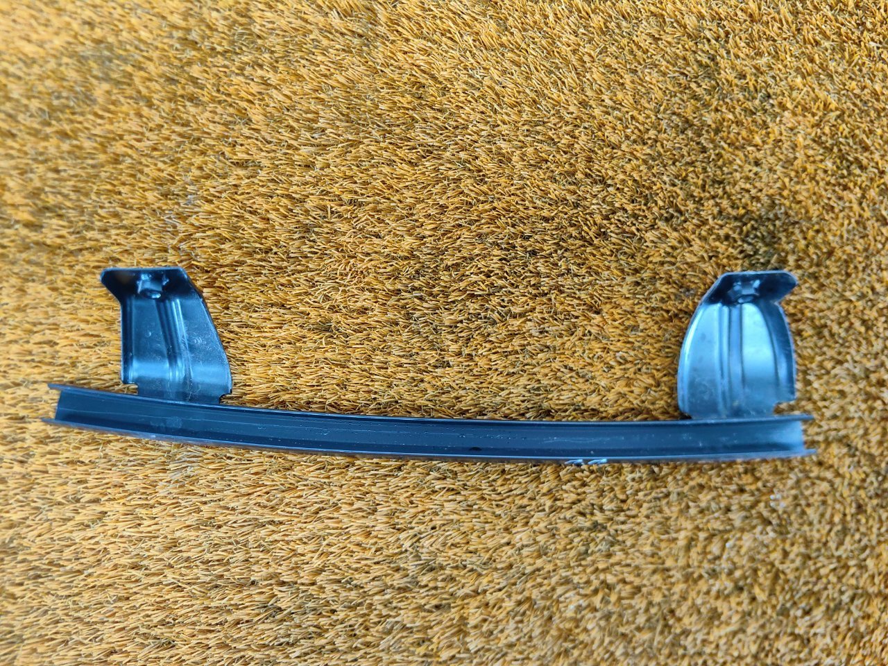 Направляющая стекла двери