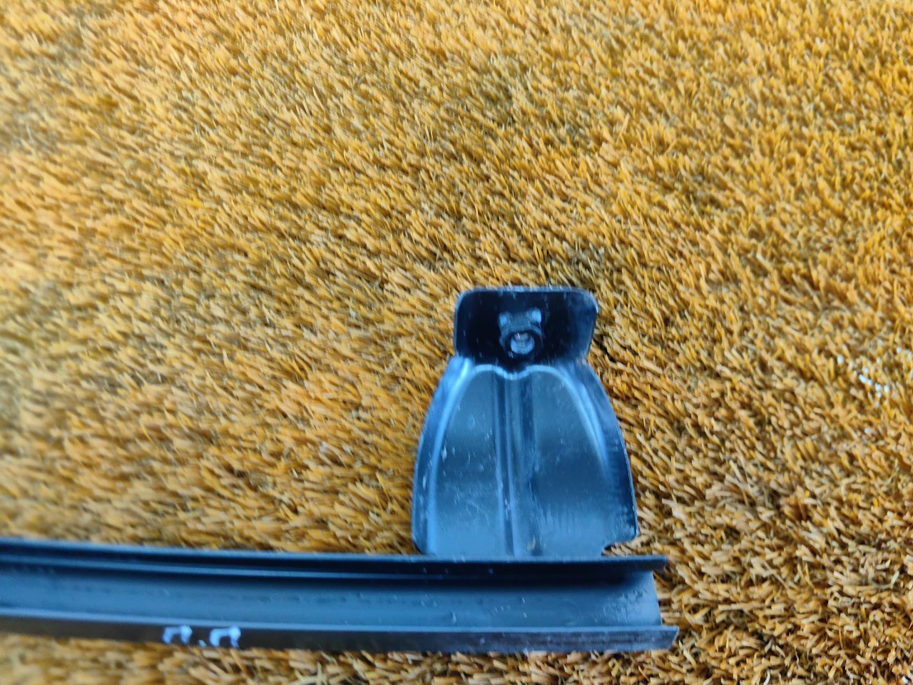 Направляющая стекла двери