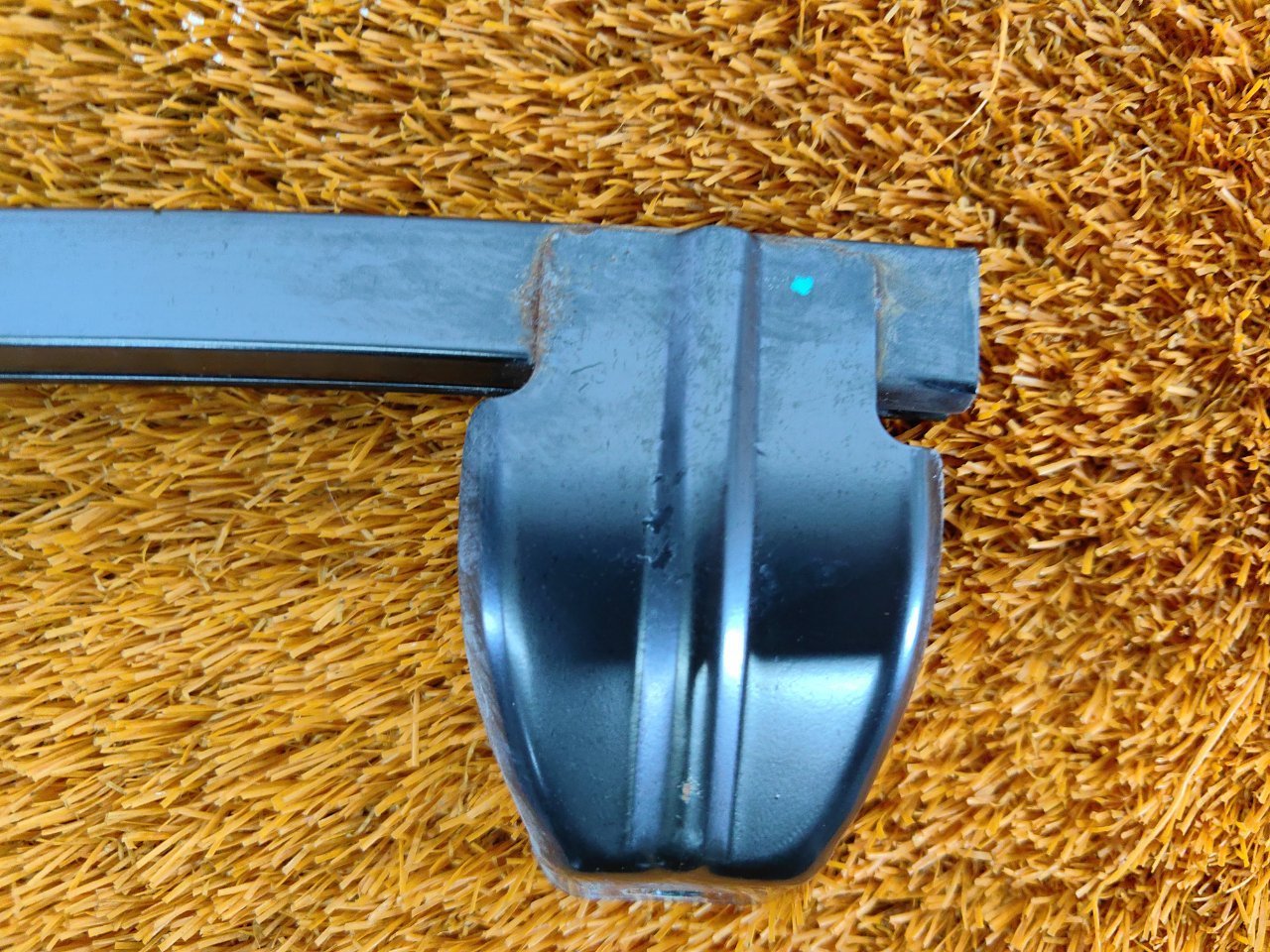 Направляющая стекла двери