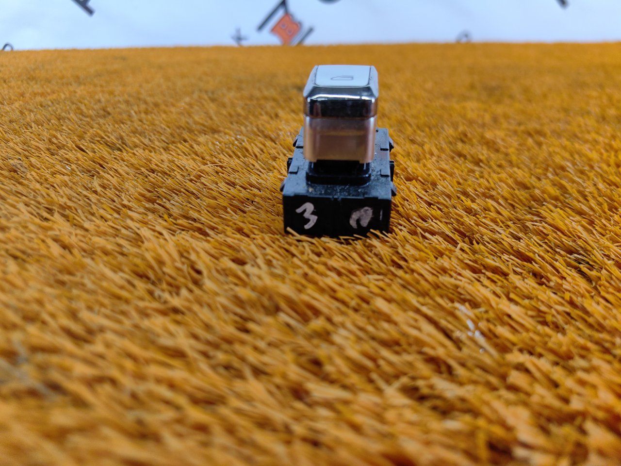 Кнопка стеклоподъемника