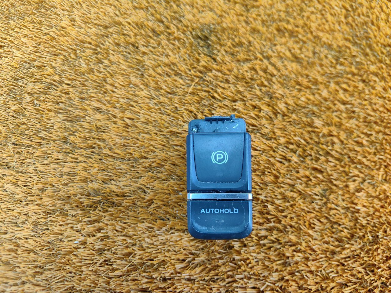 Кнопка стояночного тормоза