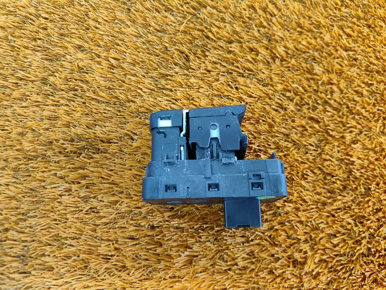 Кнопка стояночного тормоза