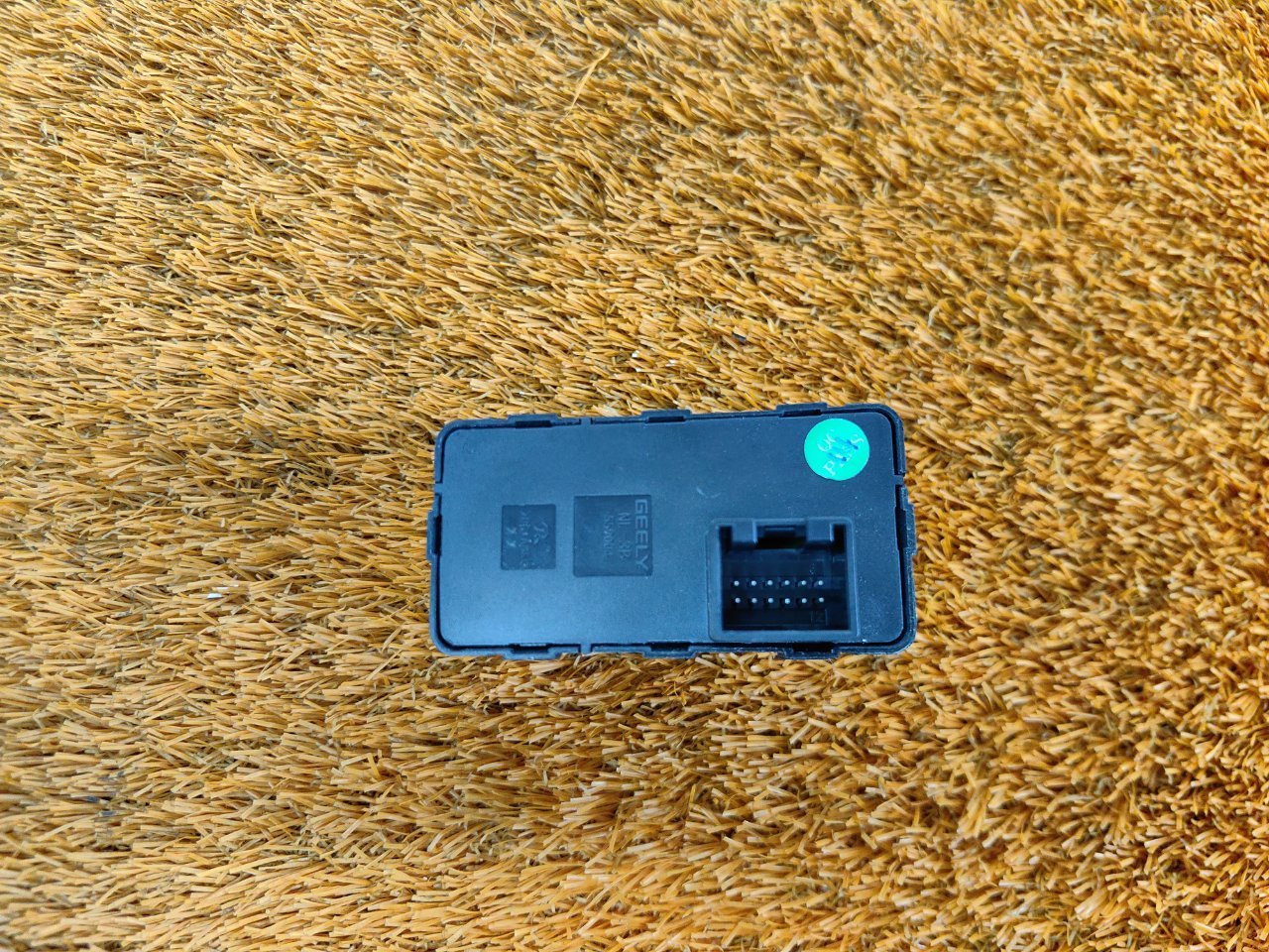 Кнопка стояночного тормоза