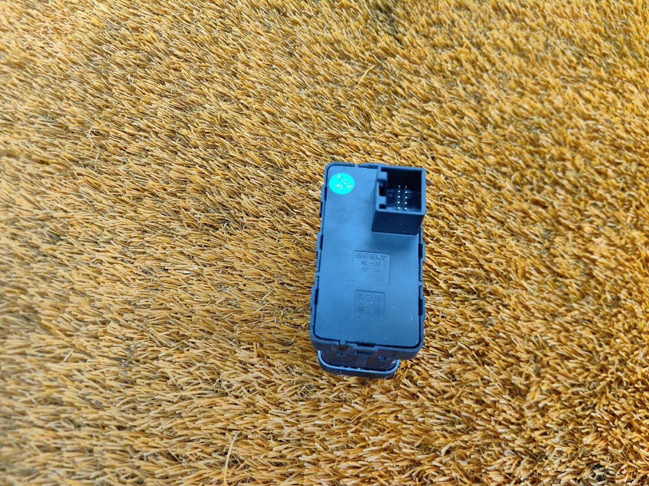 Кнопка стояночного тормоза