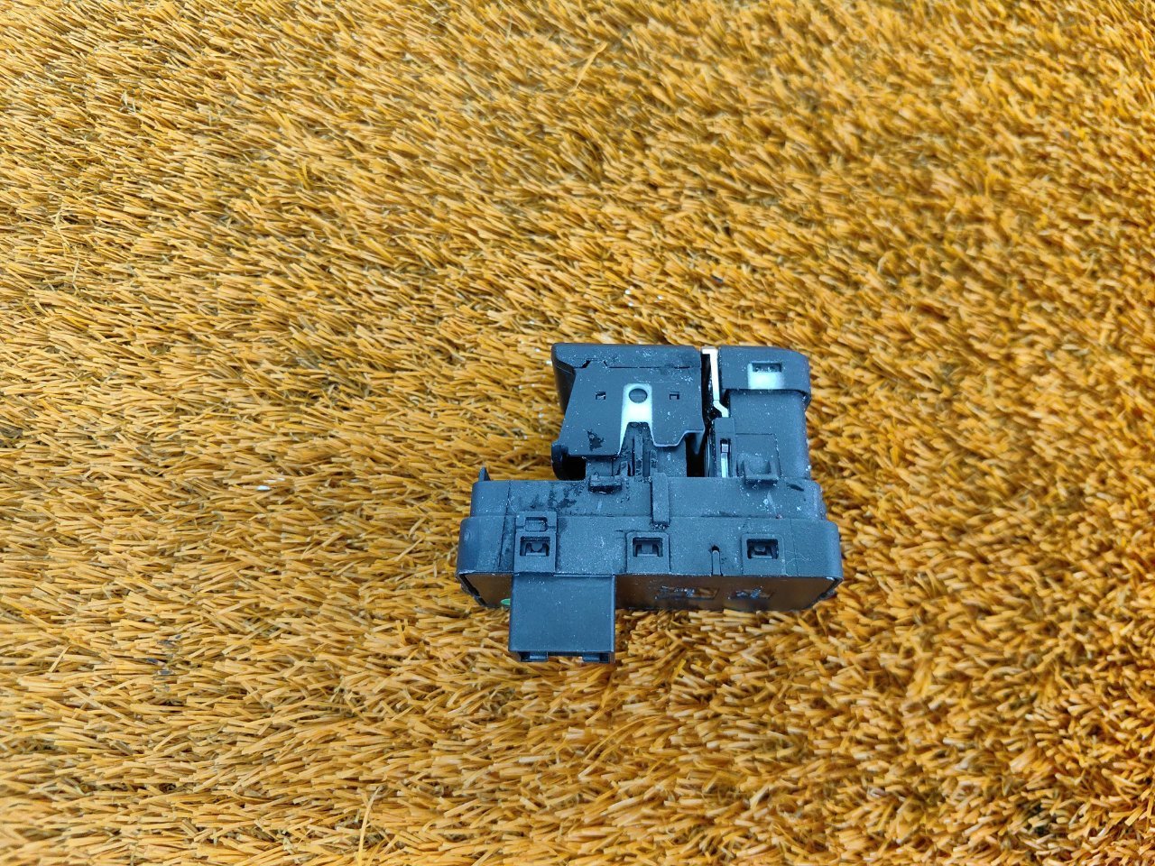 Кнопка стояночного тормоза