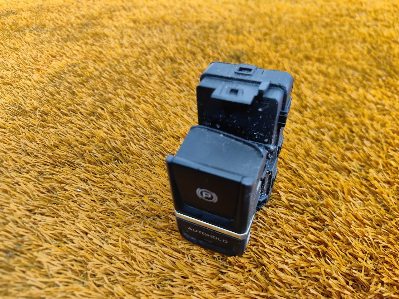 Кнопка стояночного тормоза