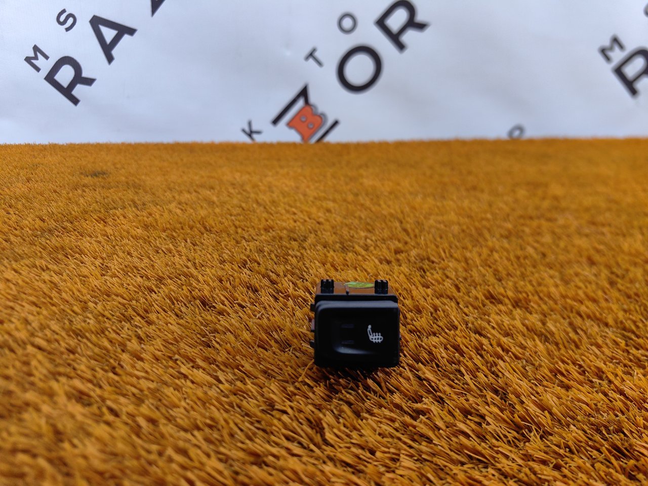 Кнопка обогрева сидений