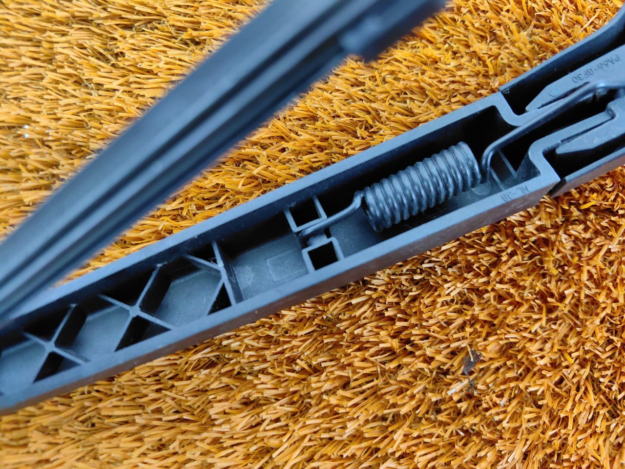 поводок стеклоочистителя