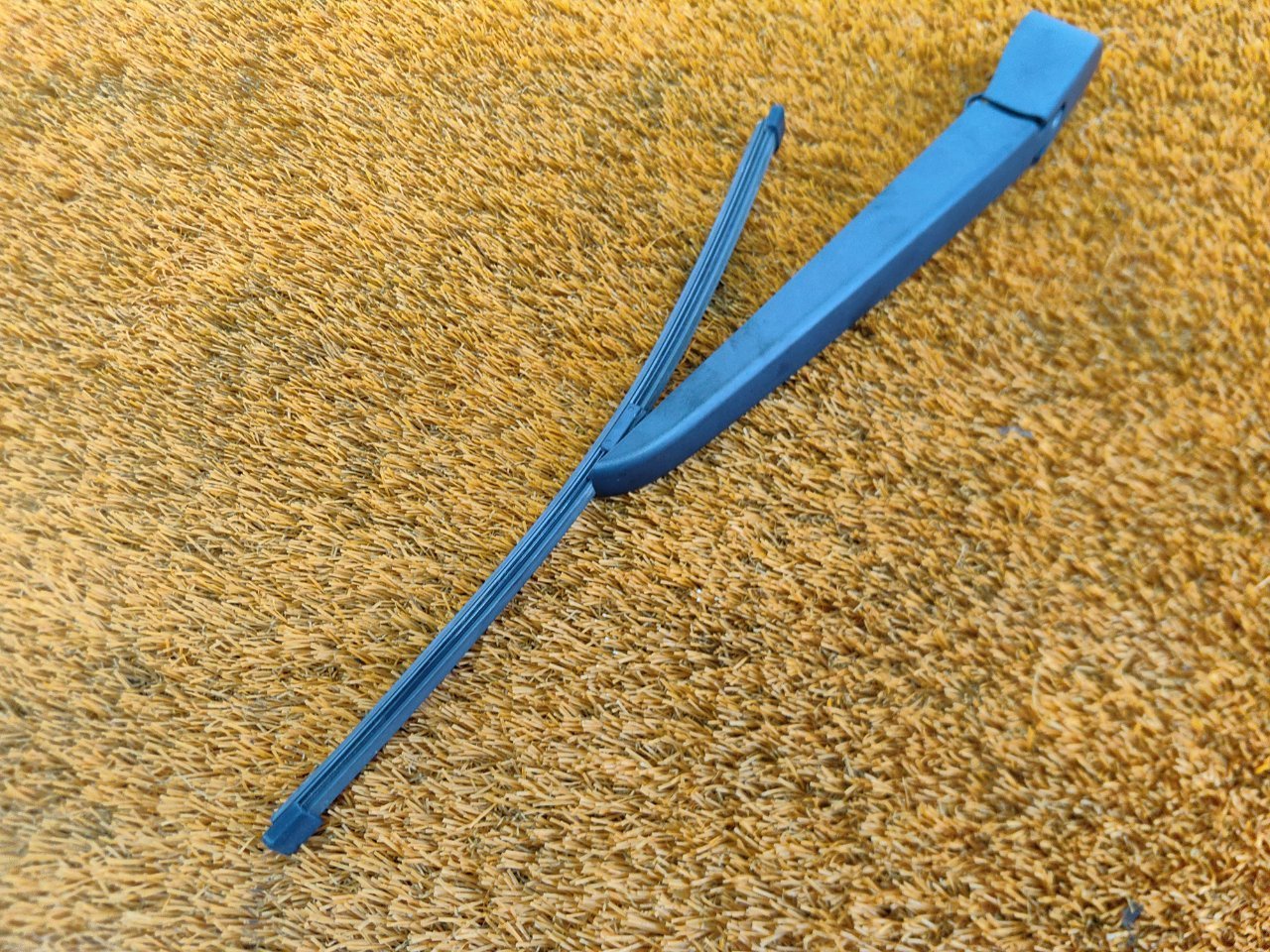 поводок стеклоочистителя