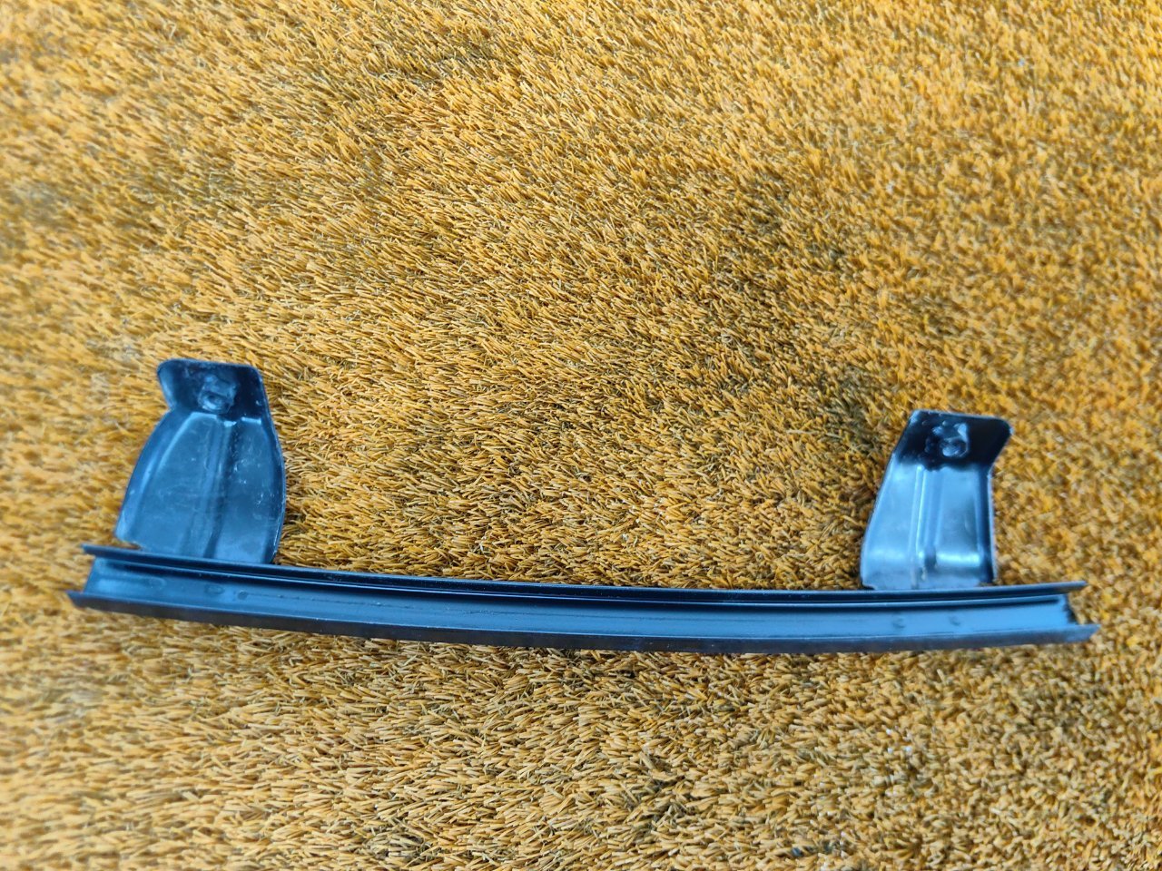 Направляющая стекла двери