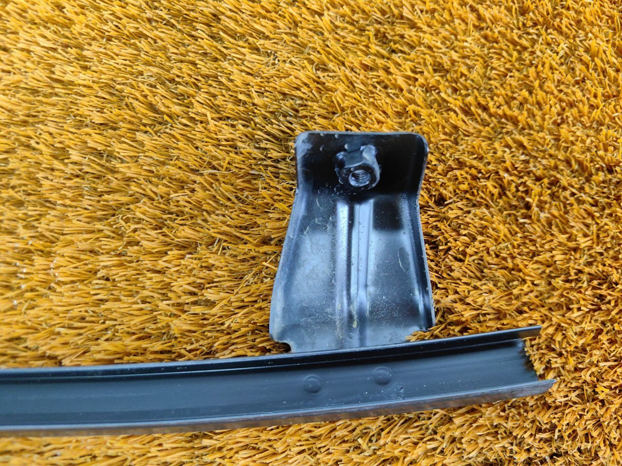 Направляющая стекла двери