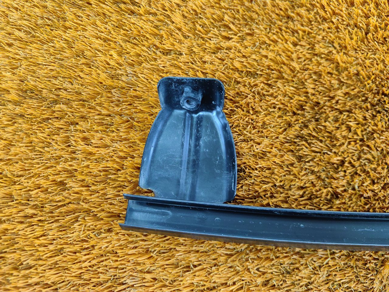 Направляющая стекла двери