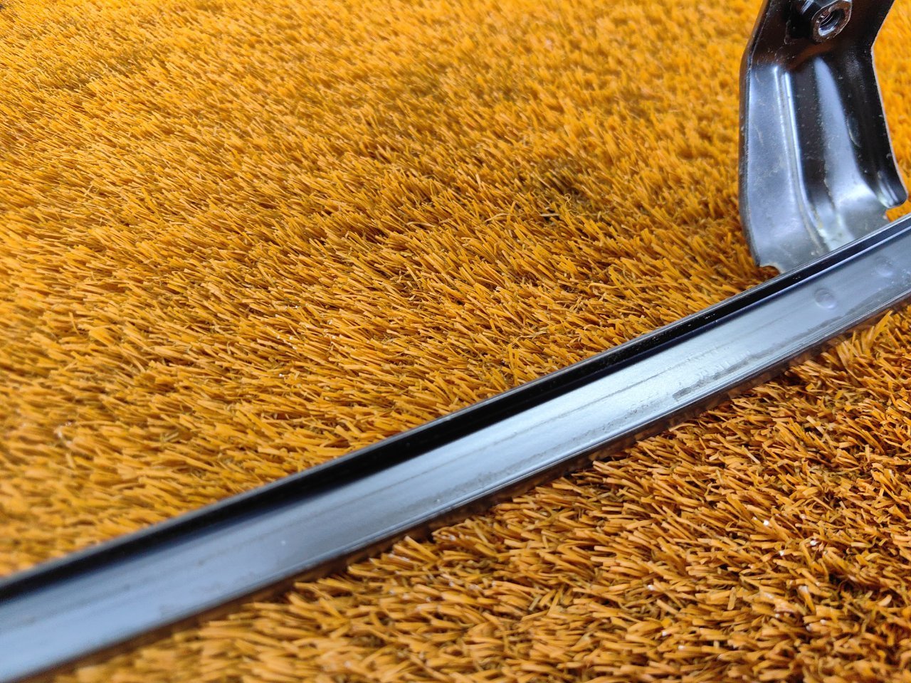 Направляющая стекла двери