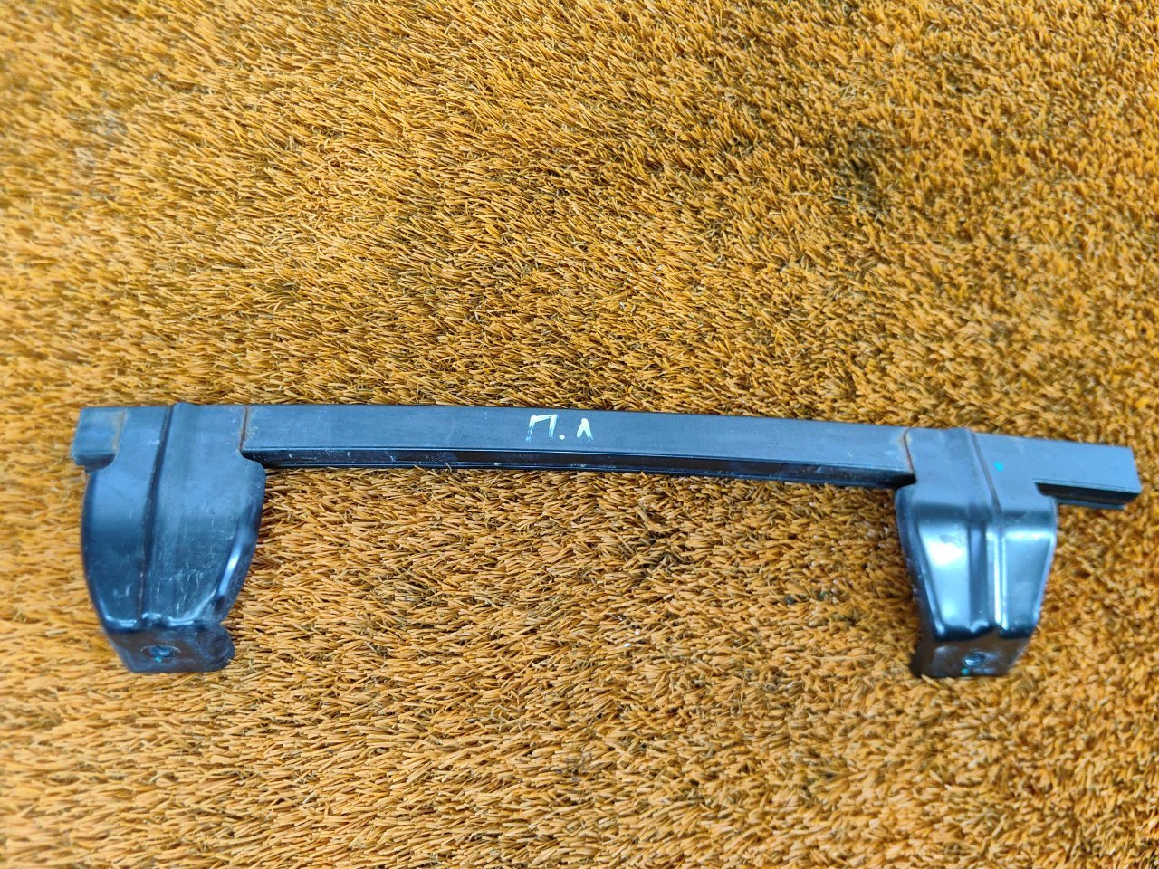 Направляющая стекла двери