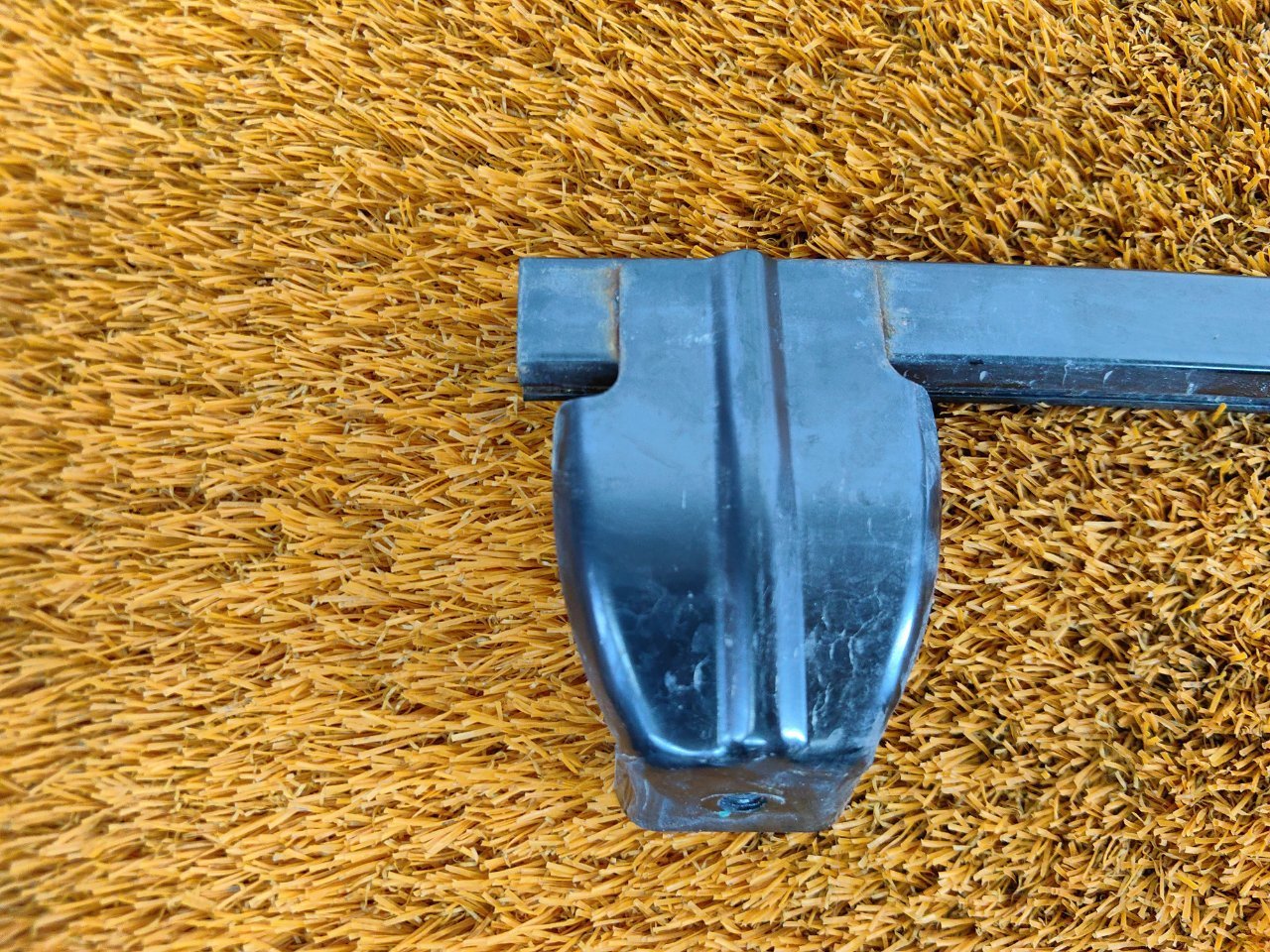 Направляющая стекла двери