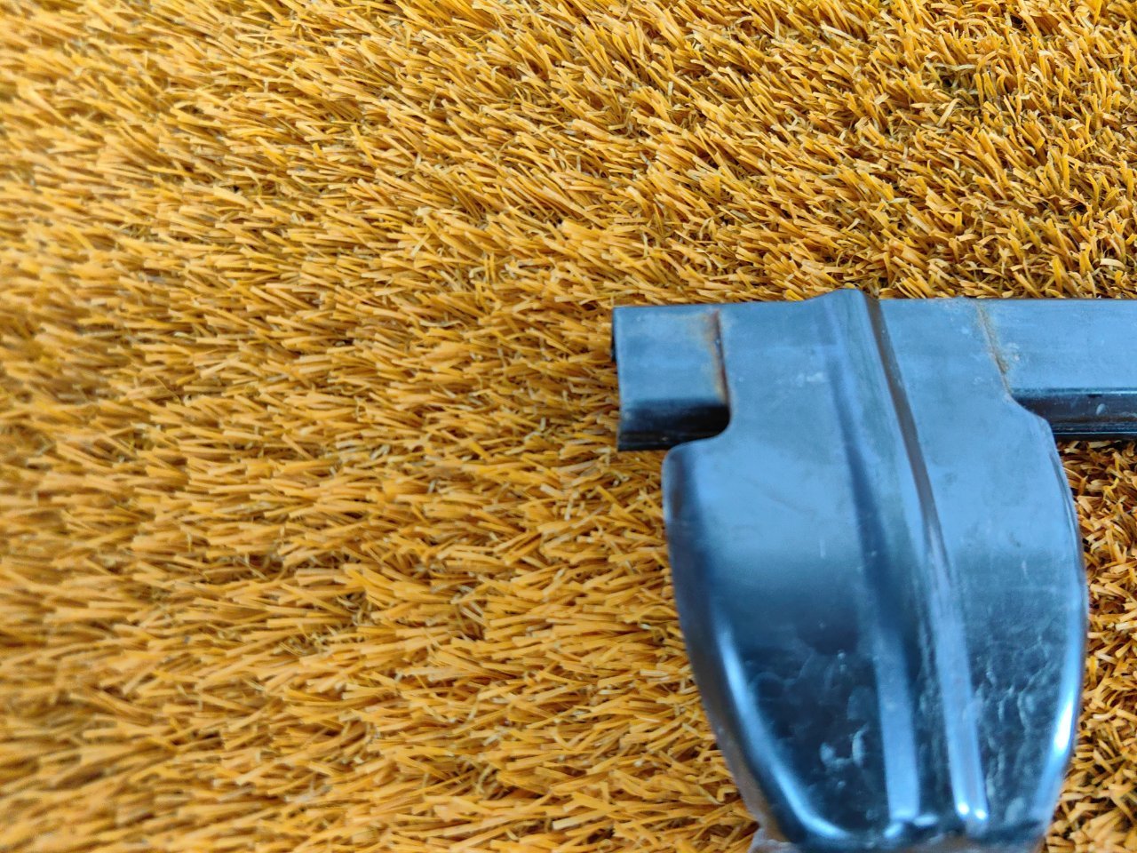 Направляющая стекла двери