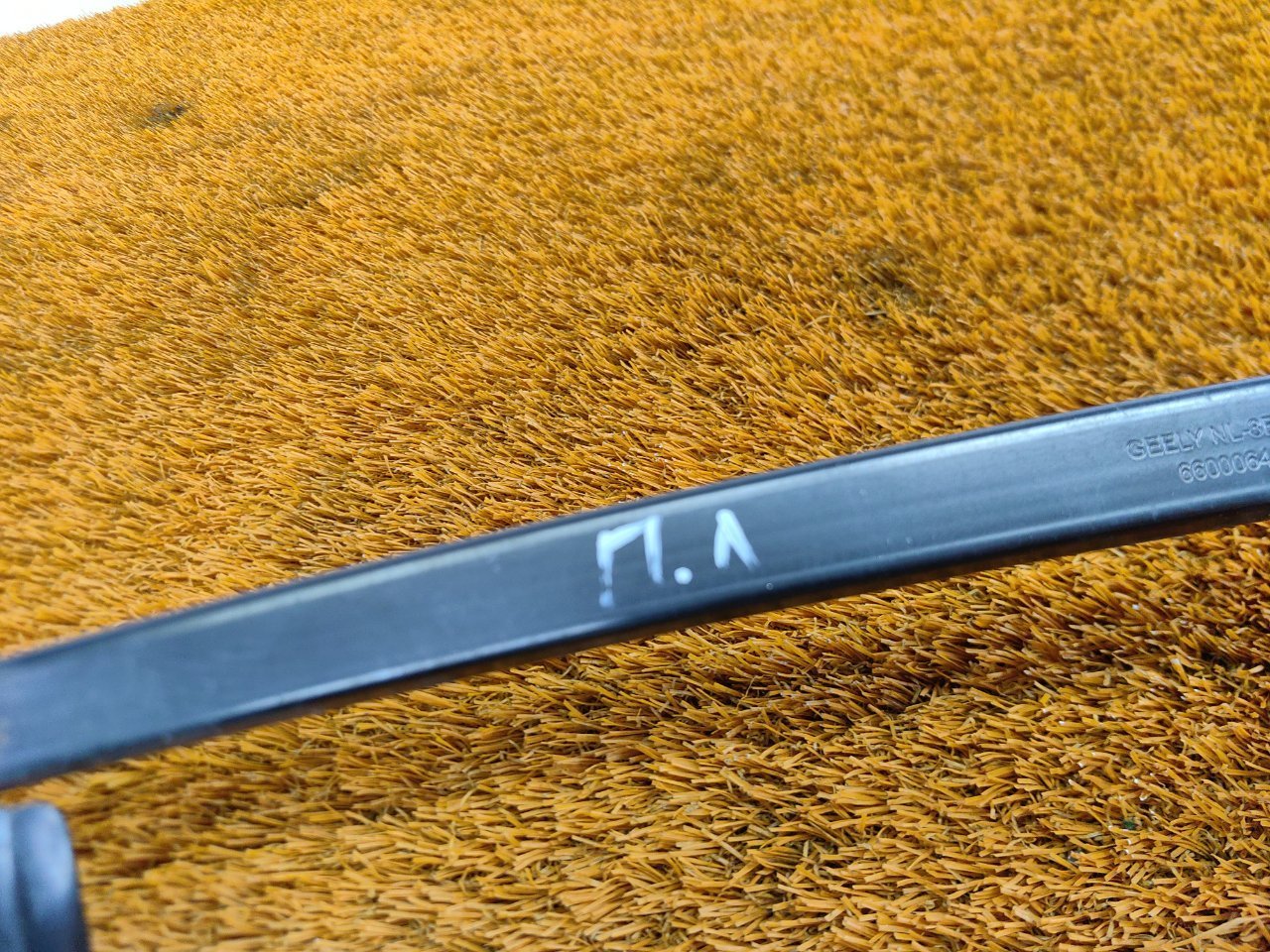 Направляющая стекла двери