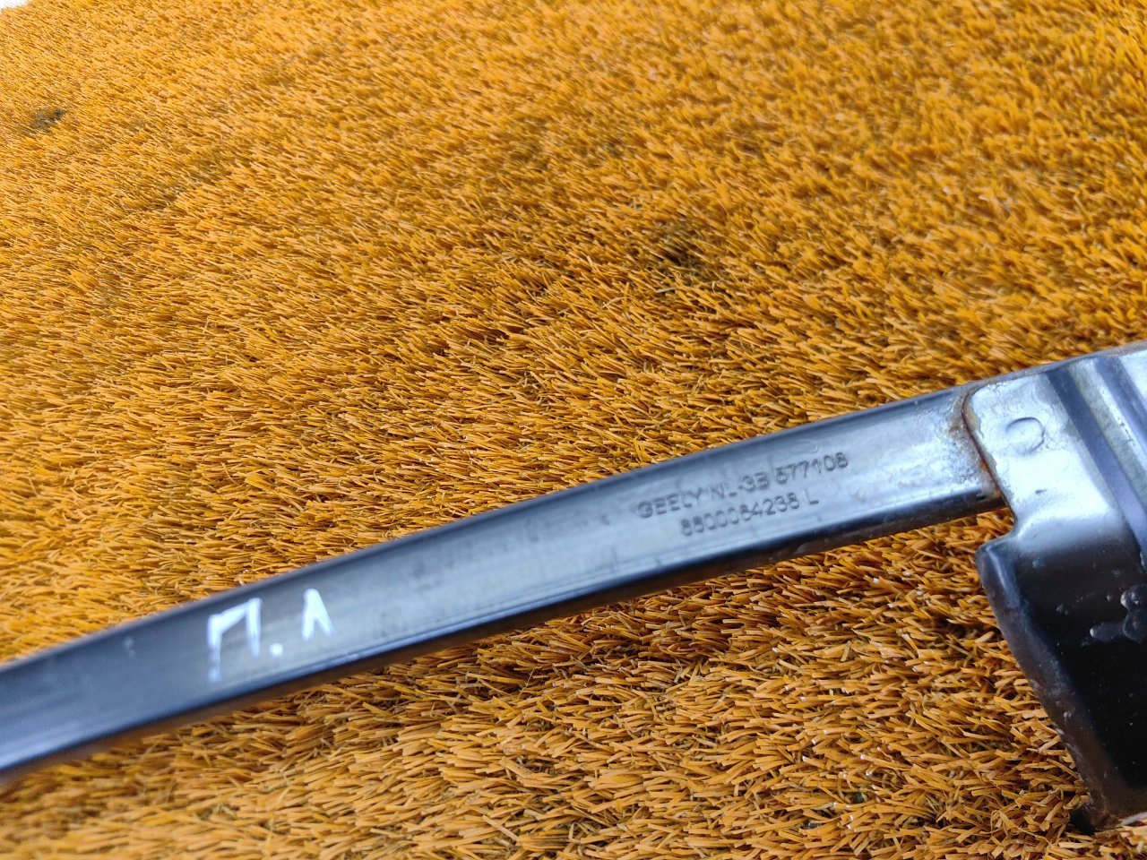 Направляющая стекла двери