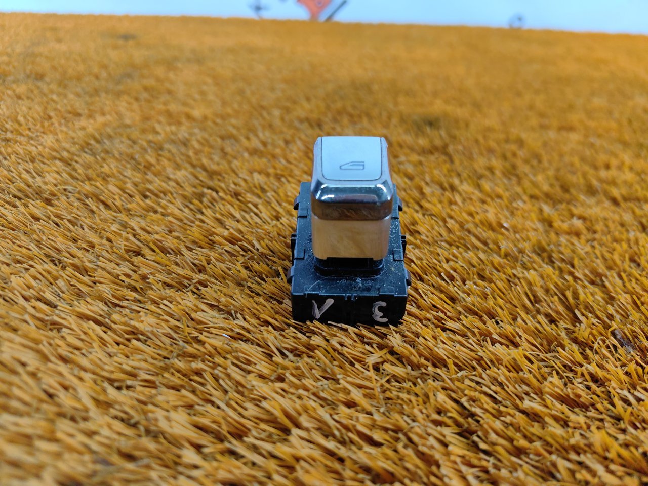 Кнопка стеклоподъемника