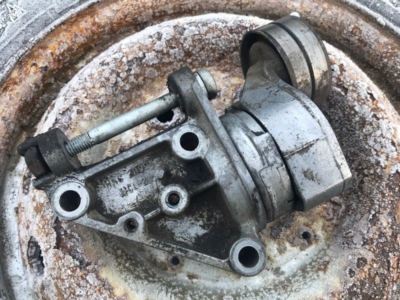 Кронштейн генератора Land Rover Discovery 2 2004 HRC2899 L318 2.5D