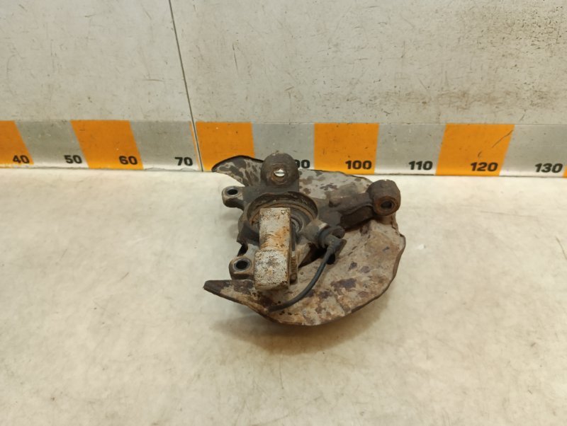 Кулак поворотный передний левый