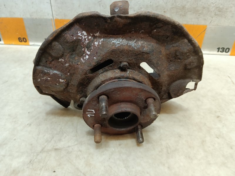 Кулак поворотный передний левый