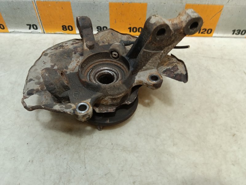 Кулак поворотный передний левый