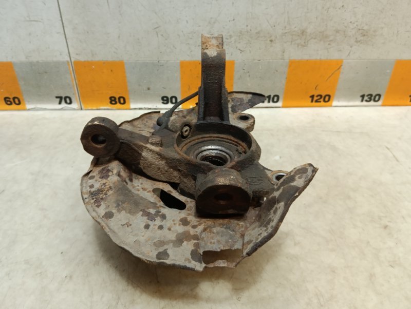 Кулак поворотный передний левый