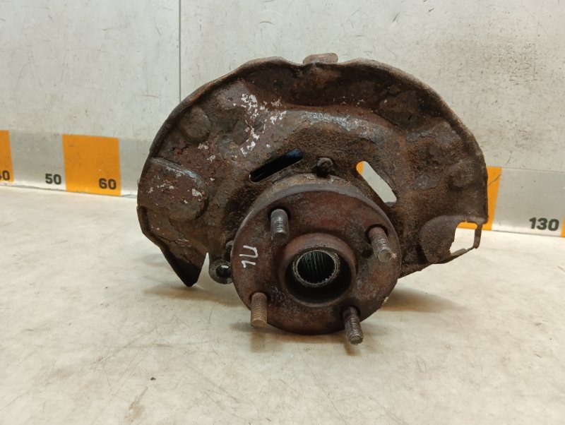 Кулак поворотный передний левый