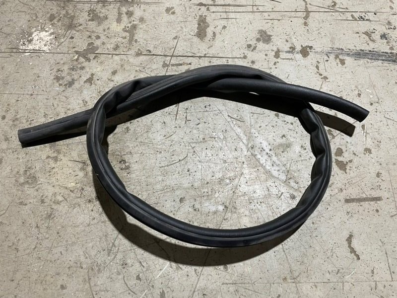 Уплотнитель капота