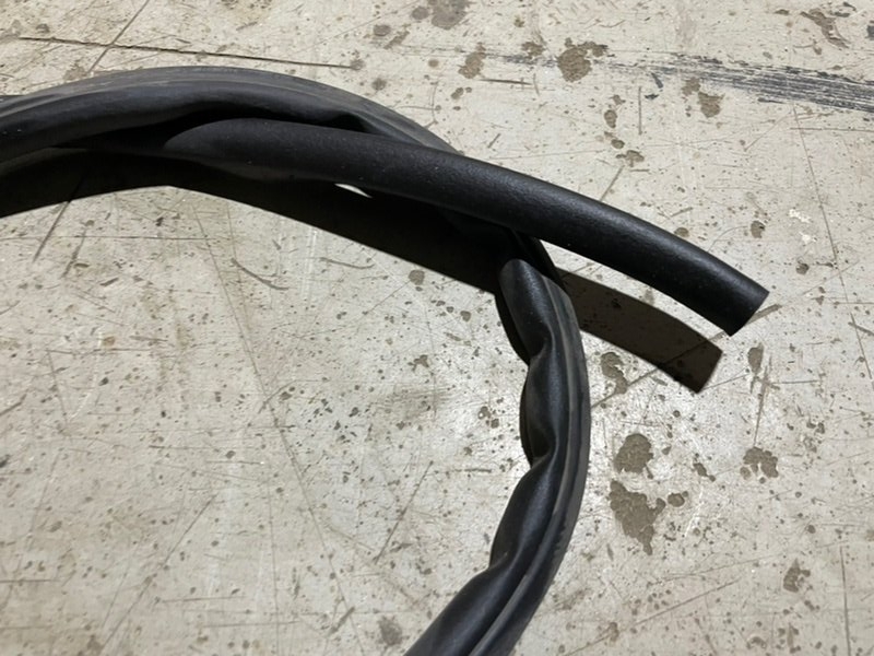 Уплотнитель капота