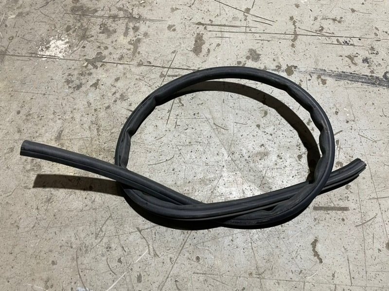 Уплотнитель капота